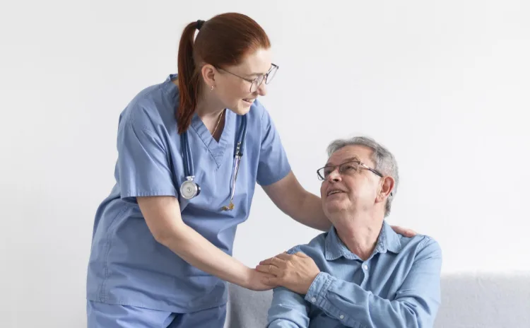 Deutsch für Pflegeberufe B2 Pflege Kurs online Pflegekraft unterstützt einen älteren Patienten im Pflegealltag