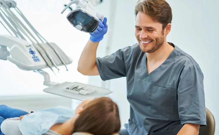 C1 Zahnmedizin Online-Kurs für Zahnärzte Zahnarzt bei der Behandlung einer Patientin in einer Zahnarztpraxis