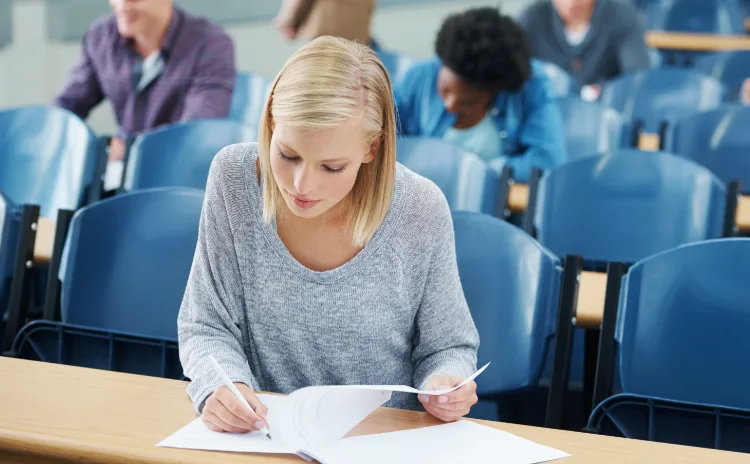 Probeprüfung Teilnehmende bereiten sich auf die Fachsprachprüfung Pflege im Anerkennungsverfahren vor