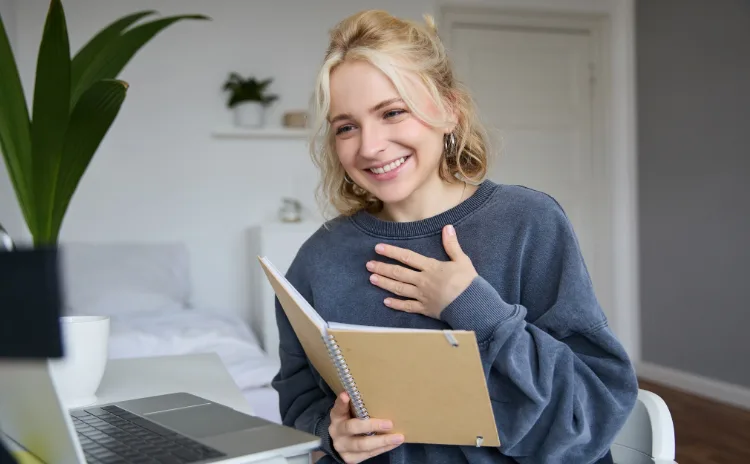 Online-Vorbereitung auf die Fachsprachprüfung Pflege und telc Deutsch B1/B2 Pflege Teilnehmerin bereitet sich online auf die Fachsprachprüfung Pflege vor